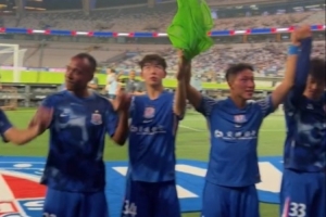 记者晒上海申花赛后谢场视频：领先6分！继续加油！不要放松！