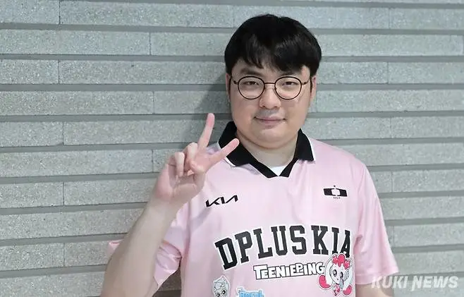 赛事观看-BeryL：教练组正让打野主指挥，和传奇组相比节奏差距最明显