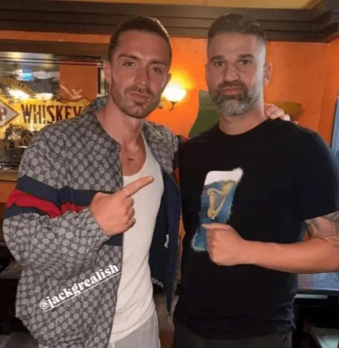 赛事观看-埃弗顿球员格拉利什现身斯德哥尔摩酒吧放松7小时